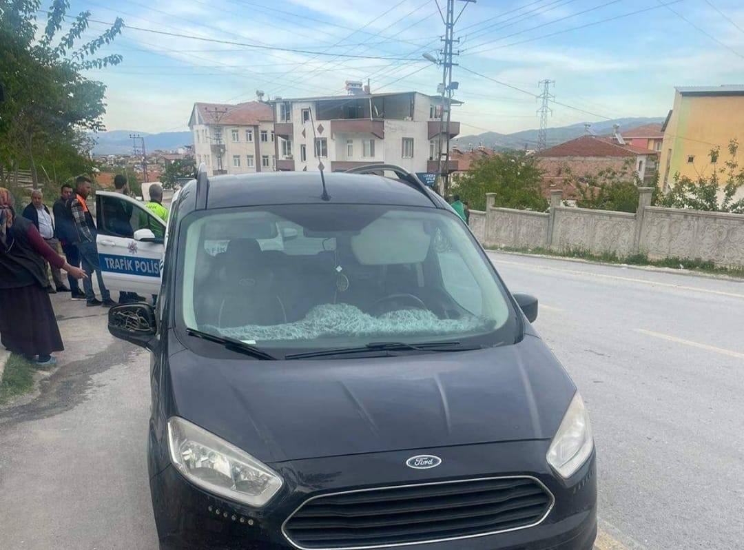 MALATYA’DA YOLUN KARŞISINA GEÇMEYE ÇALIŞIRKEN OTOMOBİLİN ÇARPTIĞI YAYA YARALANDI.