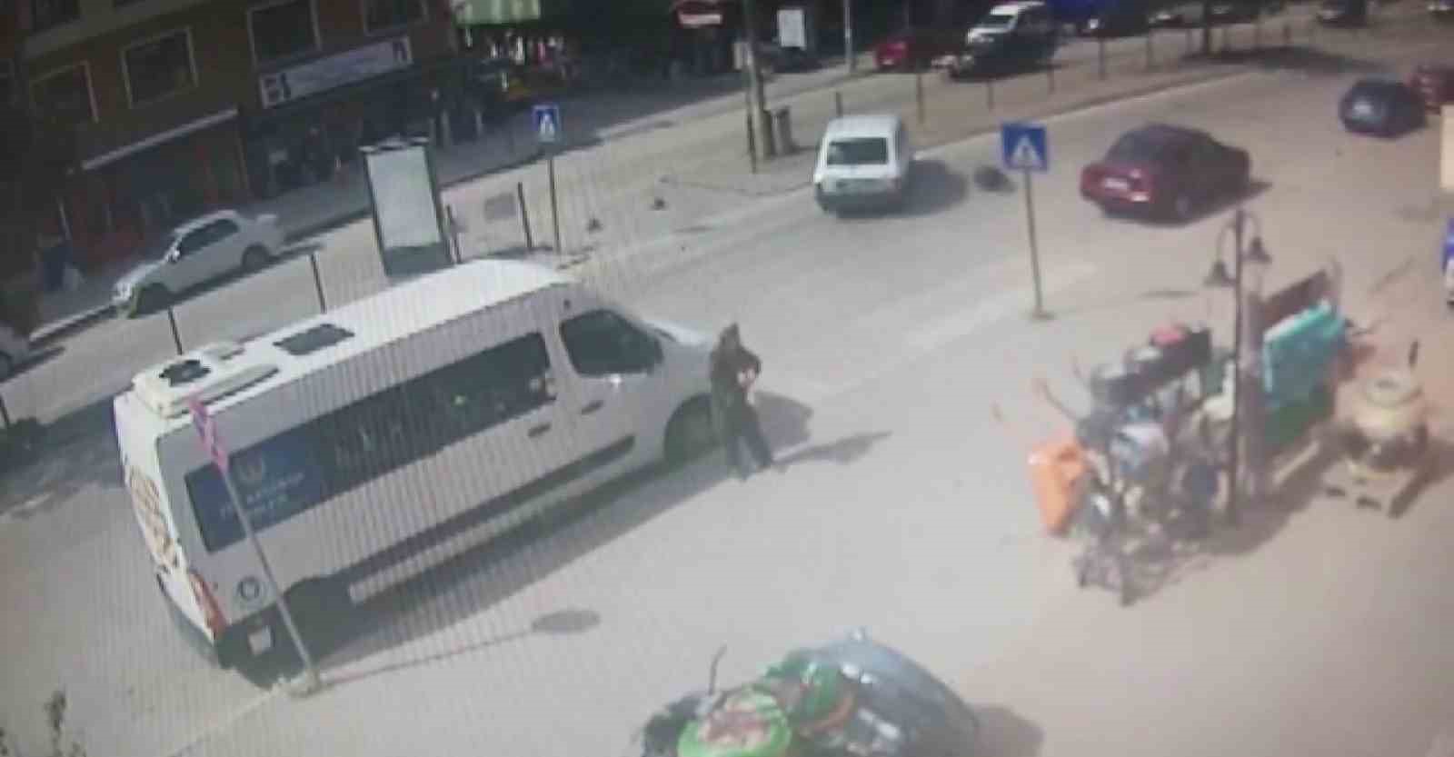 KARABÜK’TE YAYA GEÇİDİNİ KULLANARAK YOLUN KARŞISINA GEÇMEYE ÇALIŞAN BİR KADIN