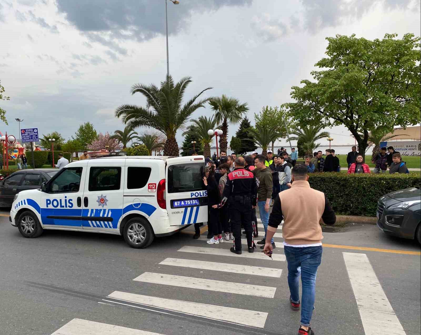 ZONGULDAK'IN EREĞLİ İLÇESİNDE MEYDANA GELEN TRAFİK KAZASINDA OTOMOBİL İLE ÇARPIŞAN