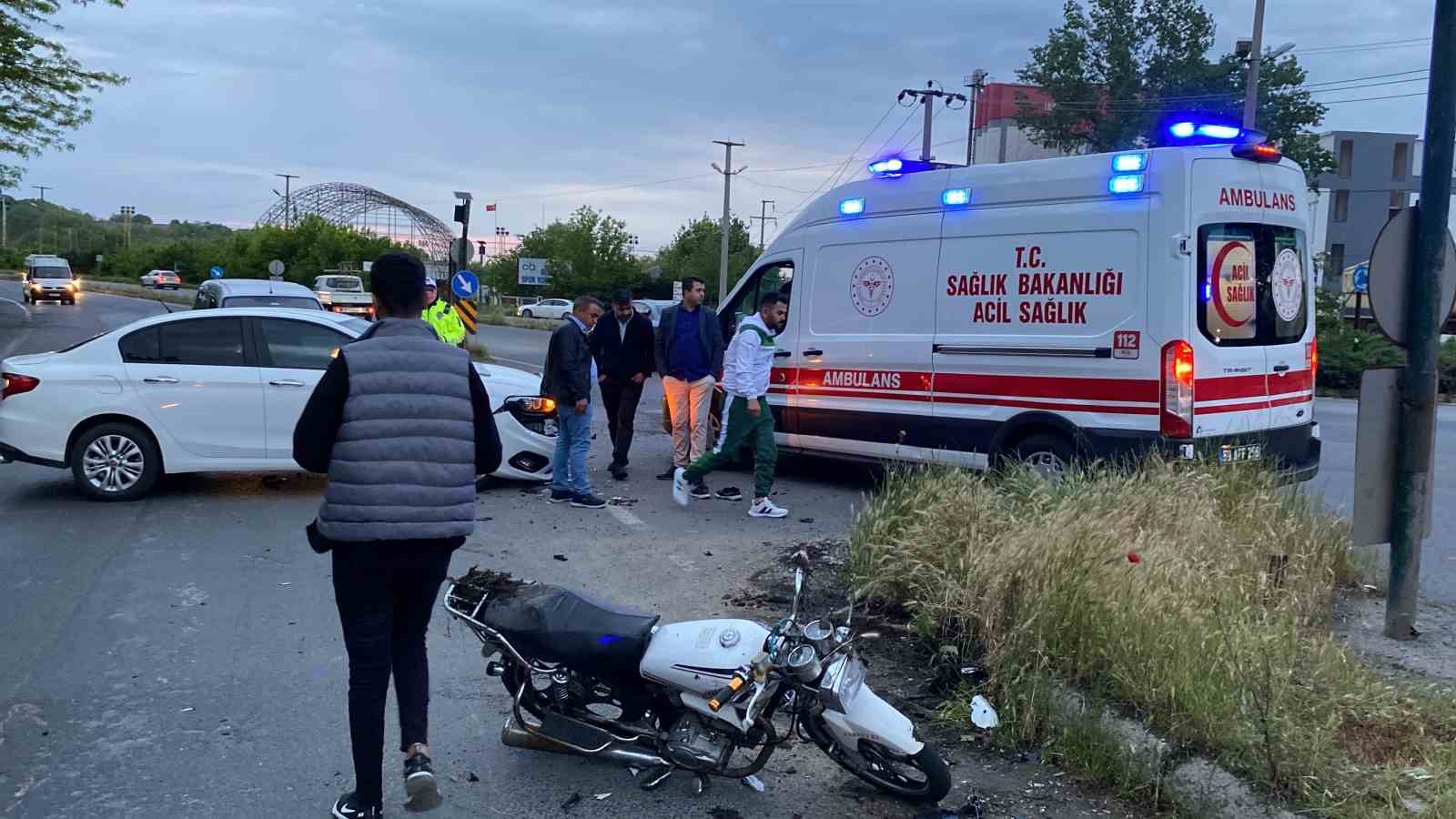 TEKİRDAĞ'IN ÇORLU İLÇESİNDE MOTOSİKLET İLE OTOMOBİLİN ÇARPIŞTIĞI KAZADA 2 KİŞİ