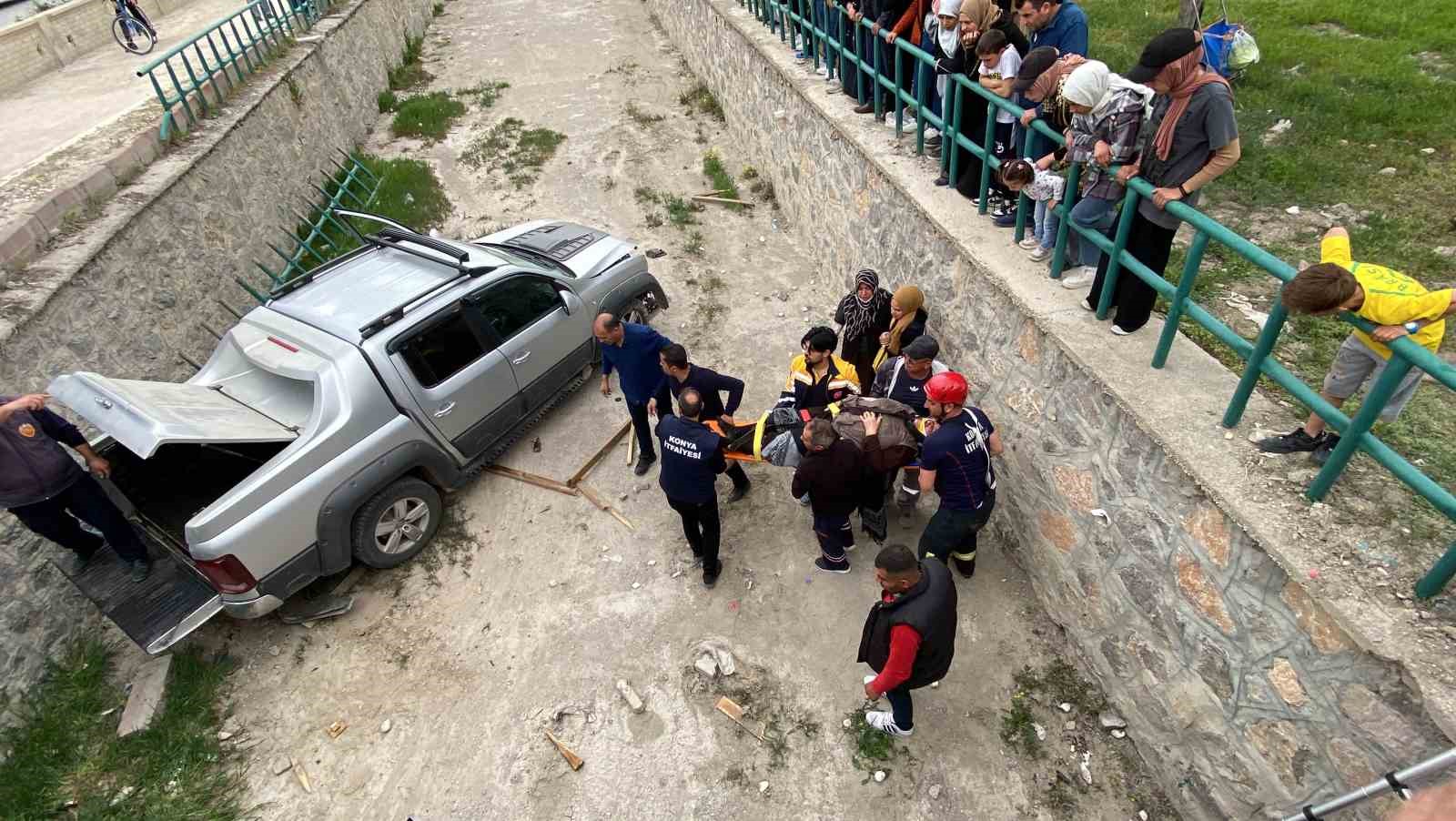 KONYA'NIN KULU İLÇESİNDE OTOMOBİL İLE ÇARPIŞAN PİKABIN DEREYE DÜŞMESİ SONUCU