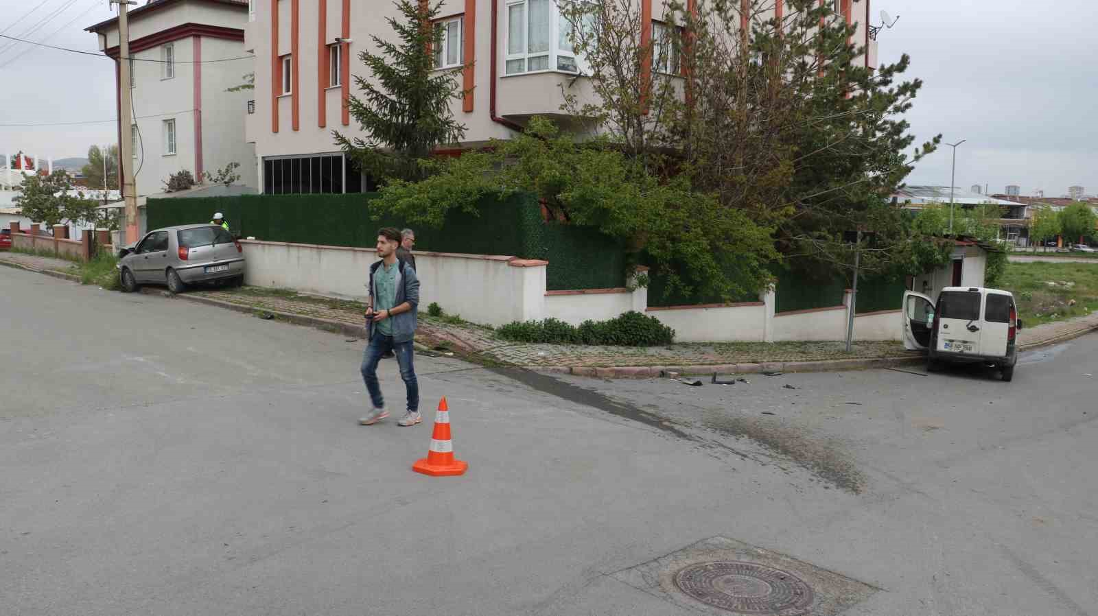 SİVAS’TA OTOMOBİL VE HAFİF TİCARİ ARACIN ÇARPIŞMASI SONUCUNDA 2 KİŞİ