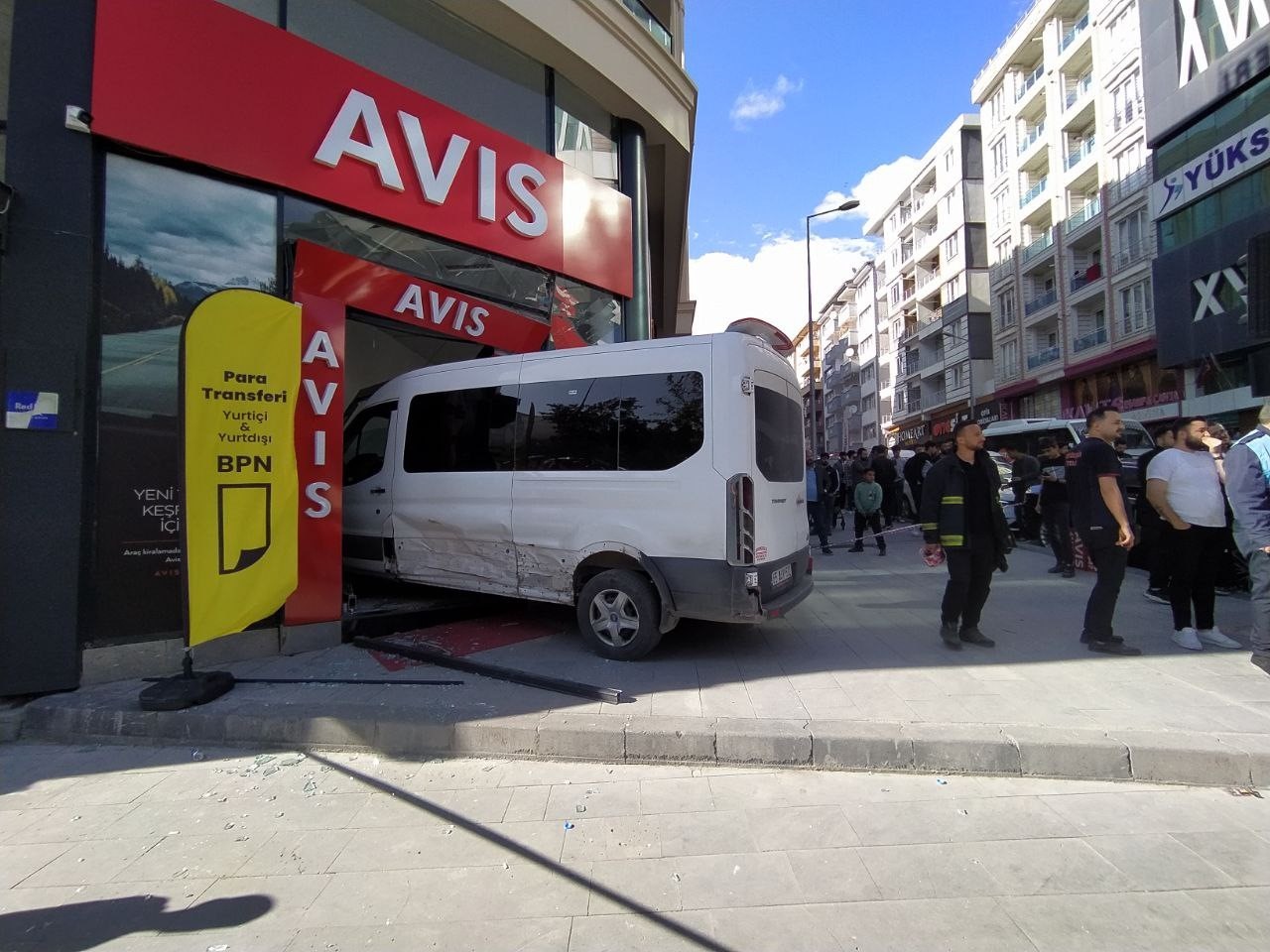 VAN’IN İPEKYOLU İLÇESİNDE OTOMOBİLLE MİNİBÜSÜN ÇARPIŞMASI SONUCU 7 KİŞİ YARALANIRKEN,