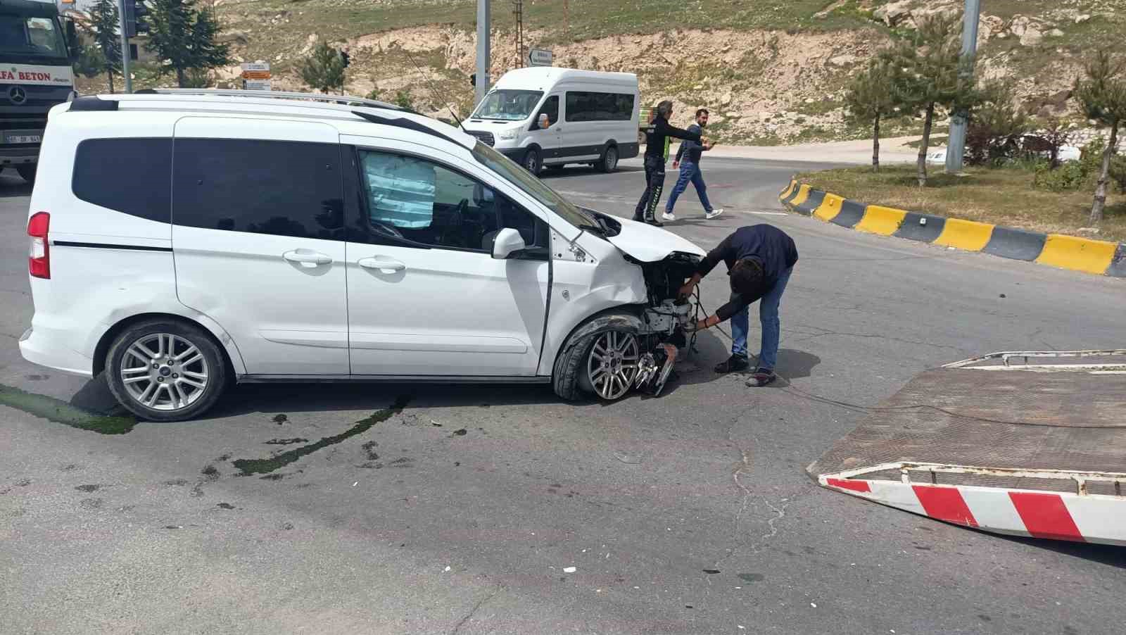 VAN’IN ERCİŞ İLÇESİNDE OTOMOBİLLE KAMYONETİN ÇARPIŞMASI SONUCU 3 KİŞİ YARALANDI.