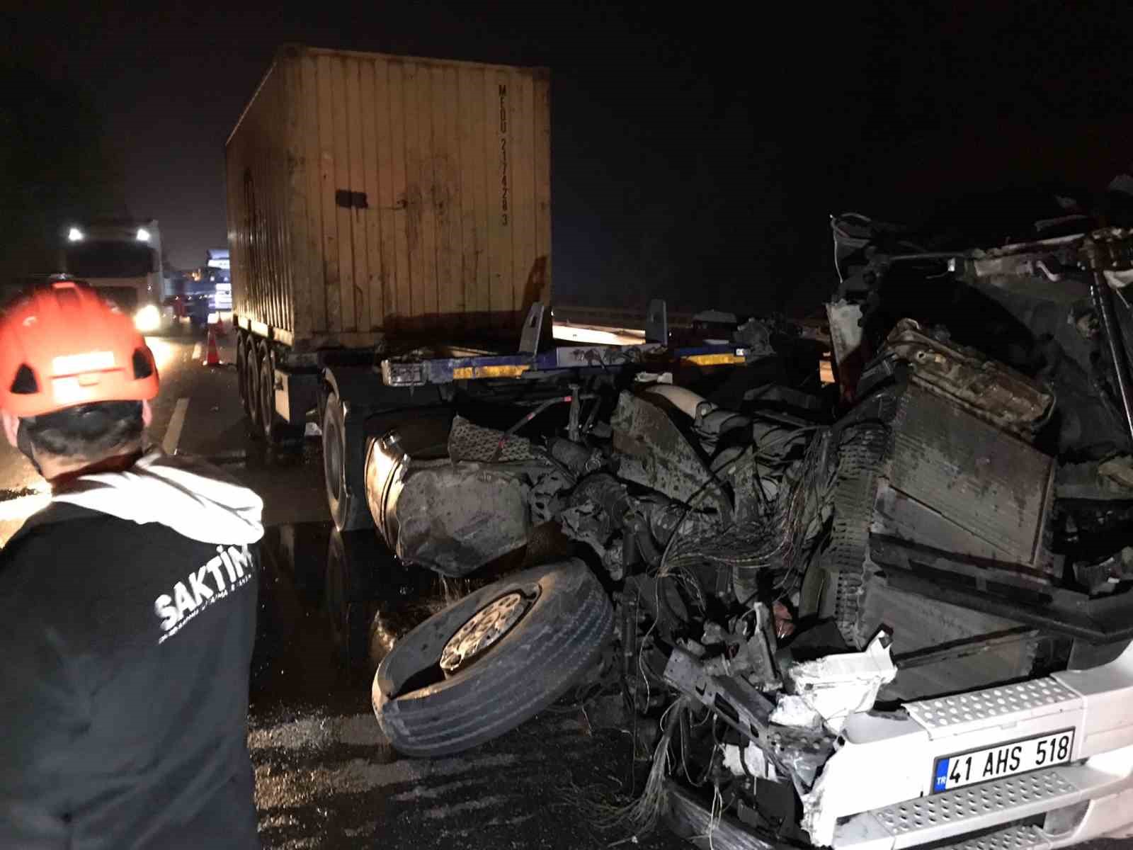 ANADOLU OTOYOLU SAKARYA GEÇİŞİNDE ARIZALANARAK EMNİYET ŞERİDİNDE DURAN KAMYONA ÇARPAN