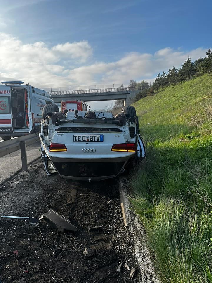 BOLU’DA ANADOLU OTOYOLU’NUN GEREDE MEVKİSİNDE KONTROLDEN ÇIKAN LÜKS OTOMOBİL, TAKLA
