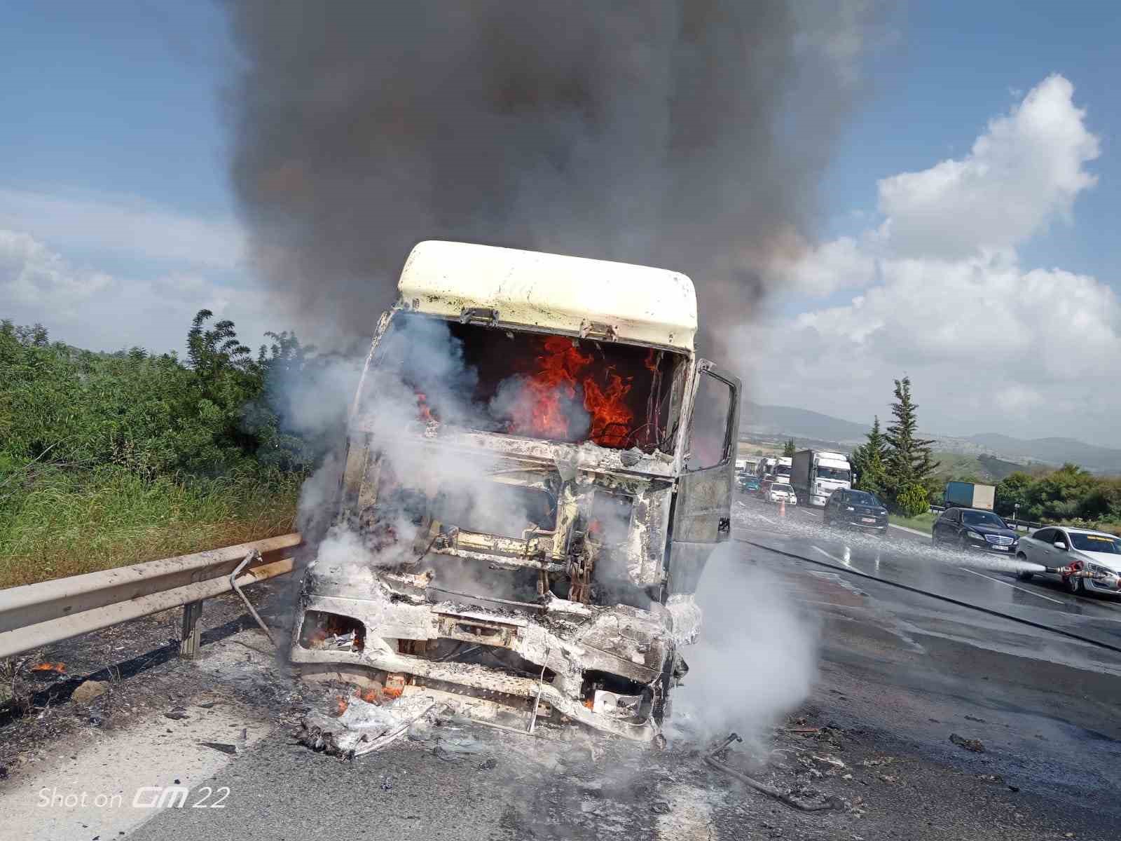 TARSUS'TA OTOYOLDA TIR YANDI