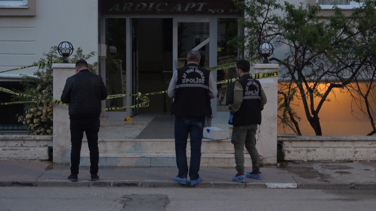 MURAT AVCI (24), YEŞİL VADİ CADDESİ ÜZERİNDE BULUNAN APARTMANIN ÖNÜNDEYKEN
