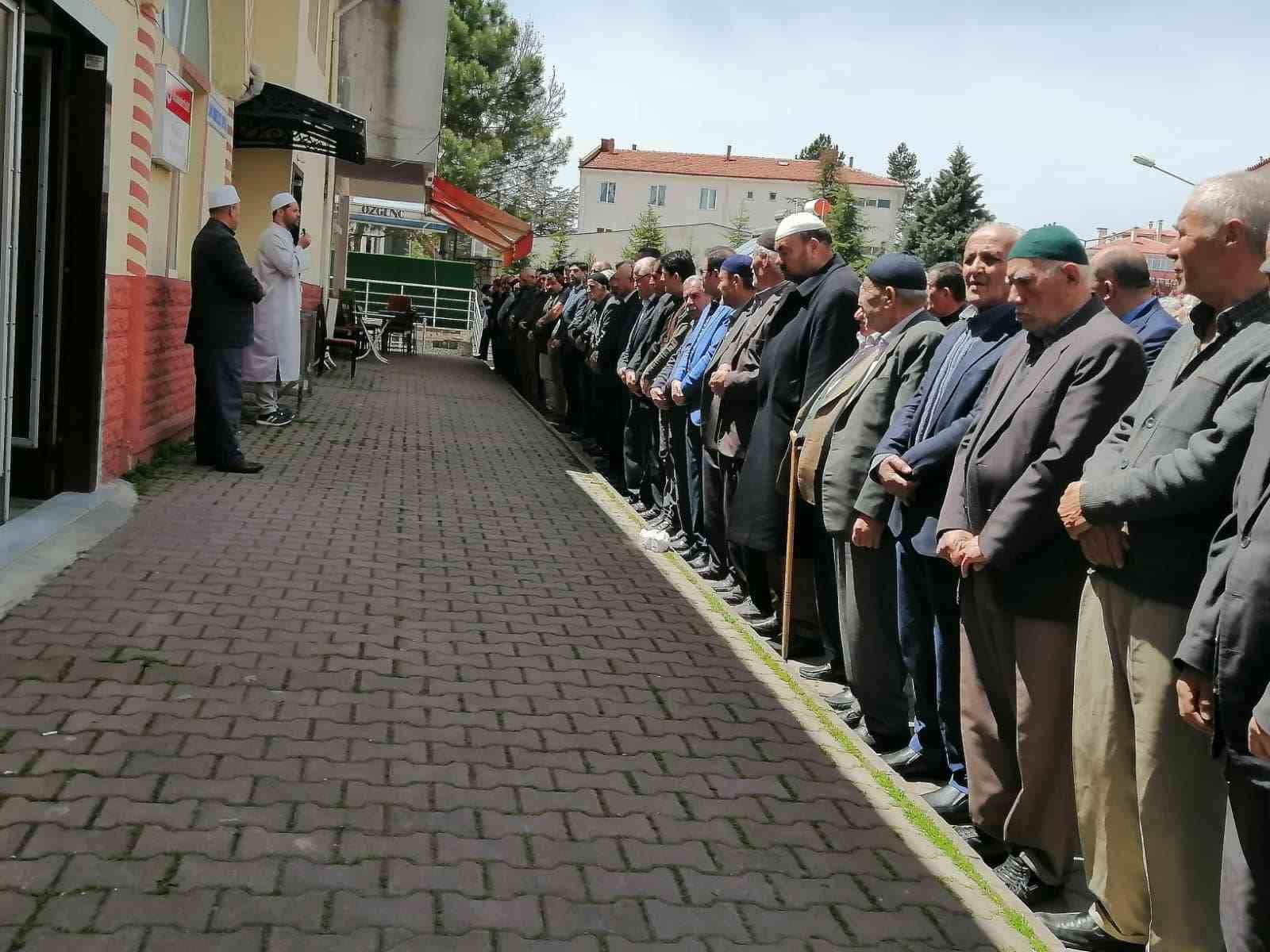 KARABÜK’ÜN EFLANİ İLÇESİNDE YAŞLI BİR KADIN OY KULLANMASININ ARDINDAN DÖNÜŞ