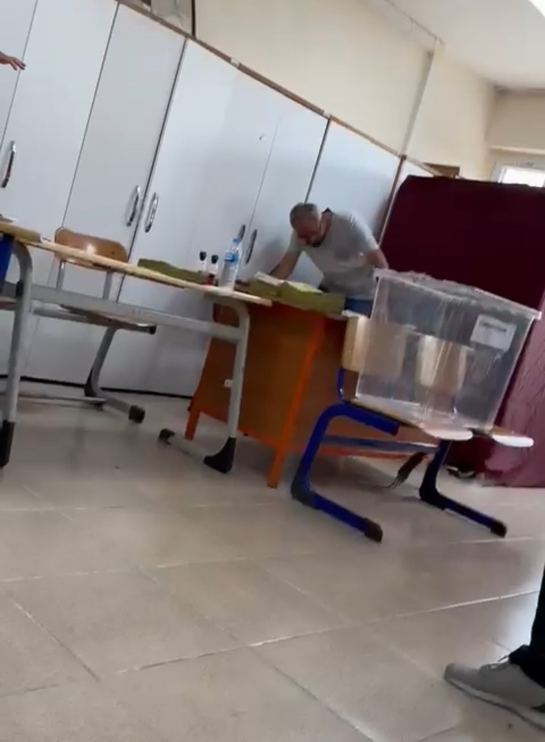 HATAY’IN İSKENDERUN İLÇESİNDE OY KULLANMA SIRASINDA SINIFTA ORTAYA ÇIKAN FARE,