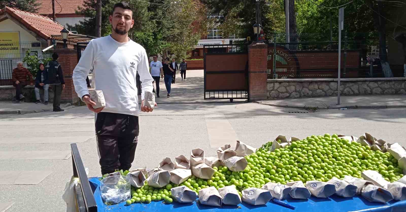23 YAŞINDAKİ ESNAF ÖZ, OKUL ÖNLERİNDE OY KULLANAN VATANDAŞLARIN YOĞUN