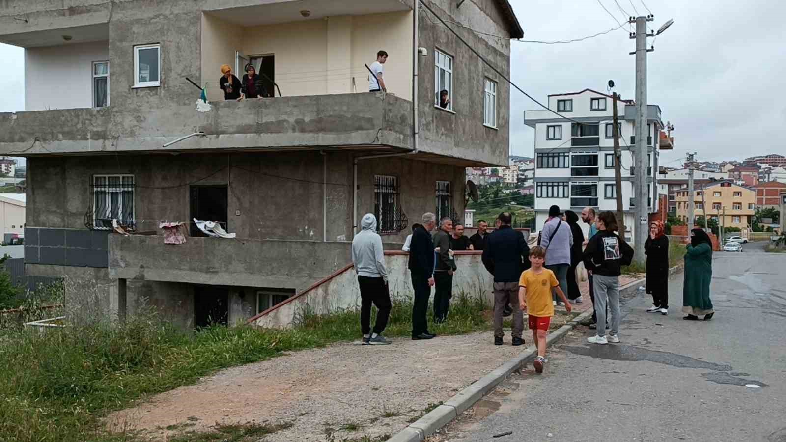 KOCAELİ'NİN GEBZE İLÇESİNDE OY KULLANMAK İÇİN EVDE TEK BAŞINA BIRAKILAN