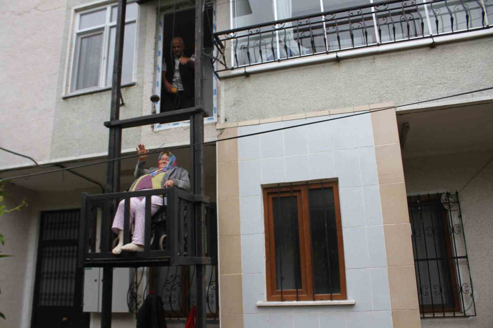ORDU'DA YAŞAYAN ENGELLİ MERYEM OKUR, EŞİNİN KENDİSİ İÇİN YAPTIĞI AHŞAP
