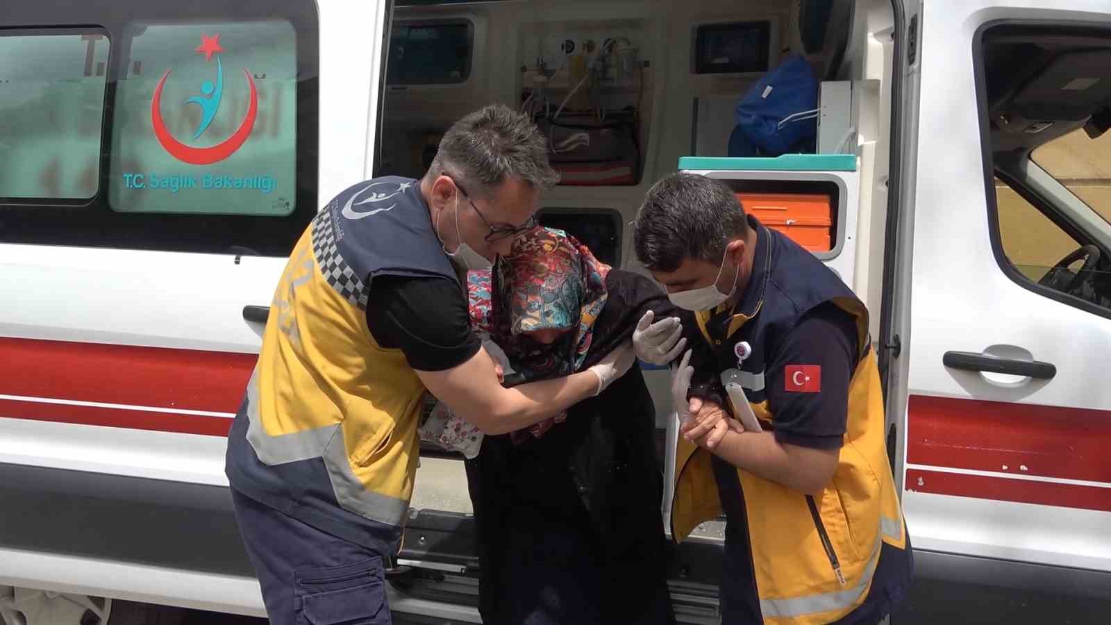KIRIKKALE'DE GEÇİRDİĞİ RAHATSIZLIKTAN DOLAYI YÜRÜMEKTE GÜÇLÜK ÇEKEN YAŞLI ÇİFT, AMBULANSLA