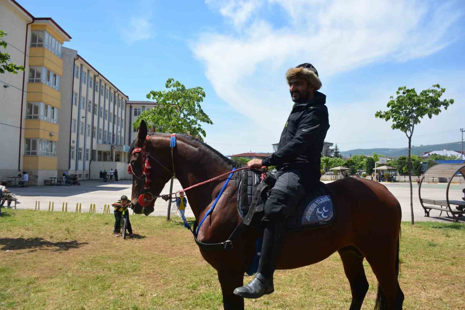 KOCAELİ’NİN KÖRFEZ İLÇESİNDE YAŞAYAN SÜMMANİ YILMAZ, OY KULLANACAĞI OKULA ATIYLA