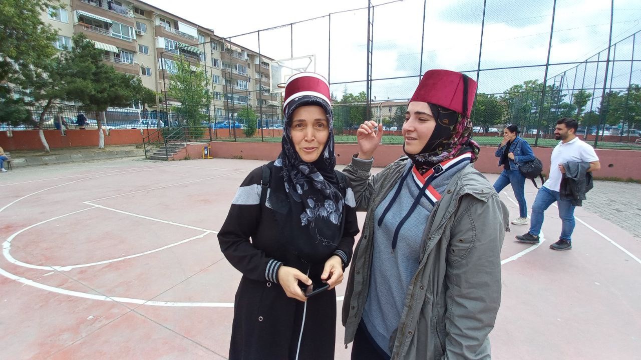 CUMHURBAŞKANI SEÇİMİ 2. TUR SEÇİMLERİ İÇİN FES TAKARAK OY KULLANDILAR.