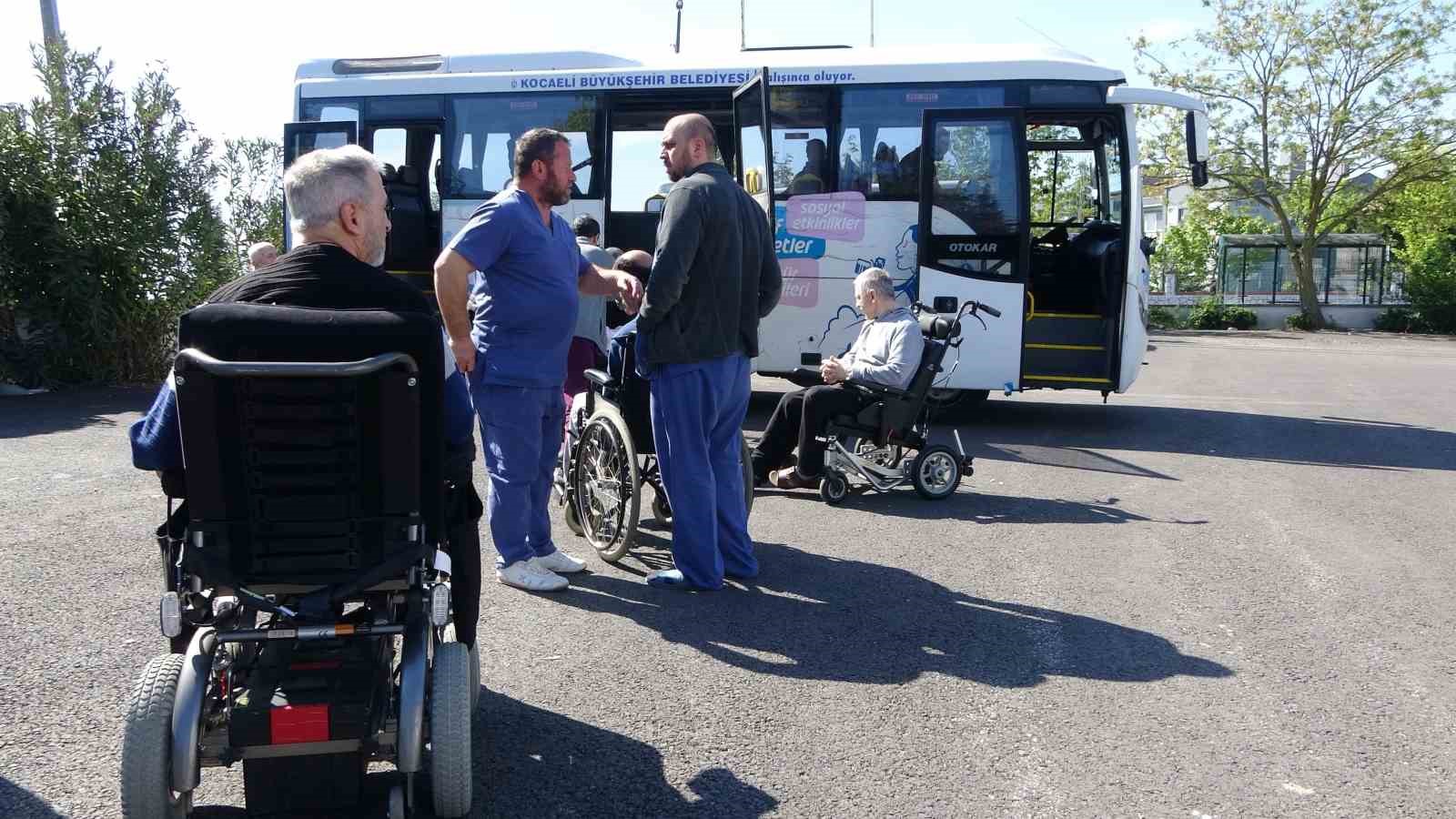 KOCAELİ'DE ÖZEL BİREYLER, 'ENGELSİZ TAKSİ' HİZMETİYLE OY KULLANMA MERKEZLERİNE GÖTÜRÜLÜYOR