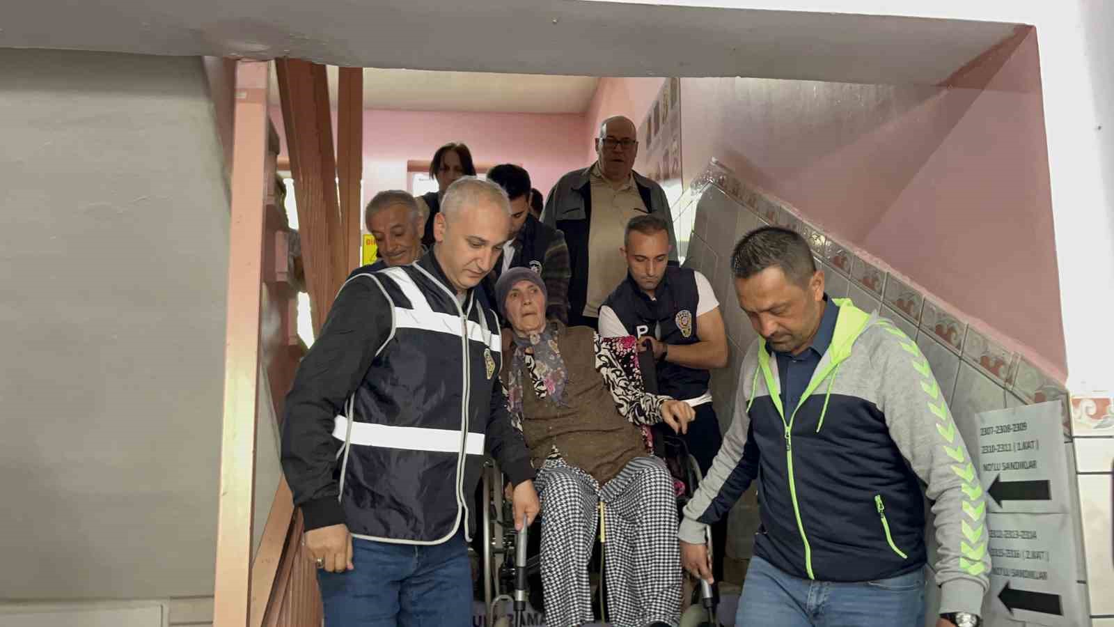 ESKİŞEHİR’DE OY KULLANMAK İÇİN TEKERLEKLİ SANDALYEYLE OKULA GELEN 66 YAŞINDAKİ