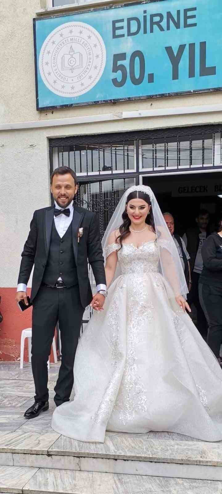 EDİRNE'DE DÜNYAEVİNE GİRECEK ÇİFT, CUMHURBAŞKANLIĞI SEÇİMİ İKİNCİ TURUNDA OY KULLANMAK