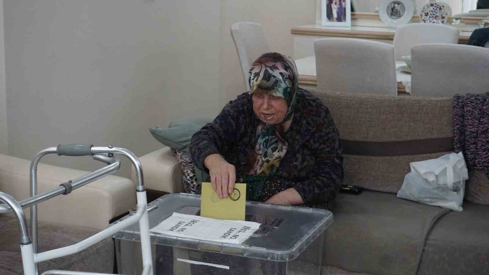 EDİRNE'DE CUMHURBAŞKANLIĞI 2. TUR SEÇİMLERİ İÇİN SANDIĞA GİDEMEYEN YAŞLI, HASTA,
