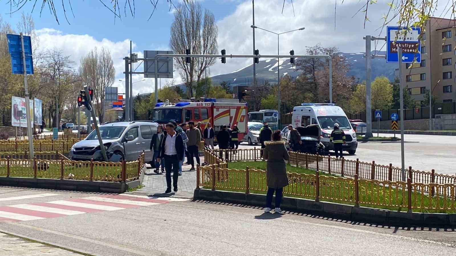 ERZURUM’DA OY KULLANMAYA GİDEN AİLE TRAFİK KAZASI GEÇİRDİ. KAZADA İKİ