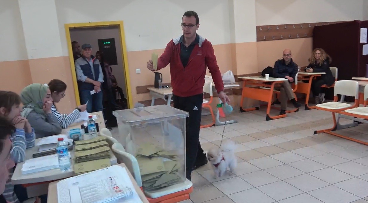 ETİLER’DE GÖKHAN ÇINAR İSİMLİ VATANDAŞ, OYUNU KULLANMAYA KÖPEĞİ İLE BİRLİKTE