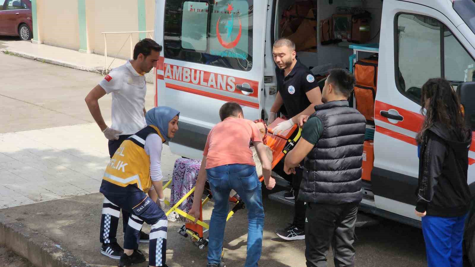 BAZI SEÇMENLER AMBULANSLARLA OY KULLANACAKLARI OKULLARA GETİRİLEREK OY KULLANMALARI SAĞLANDI.