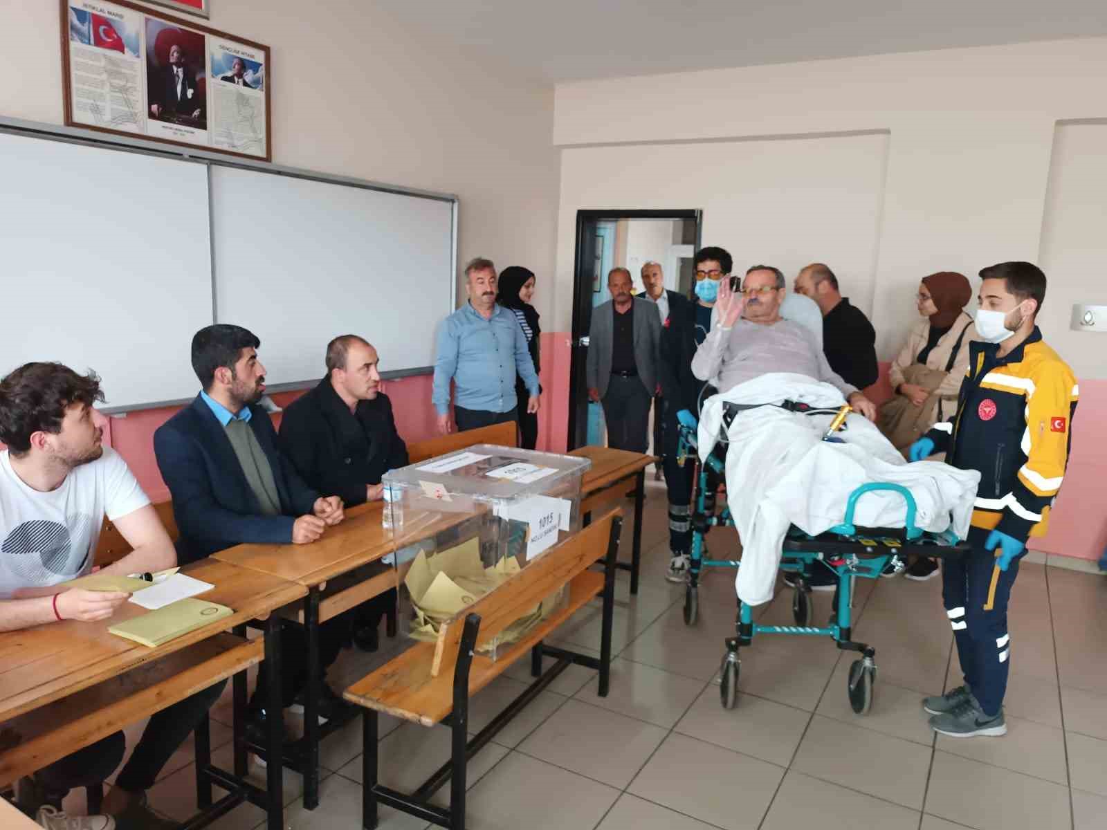 BİTLİS’TE 68 YAŞINDAKİ YUSUF BAYDAR, SAĞLIK EKİPLERİ TARAFINDAN HASTANEDEN ALINARAK