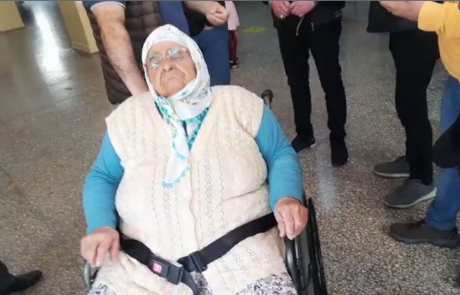GİRESUN FEVZİ ÇAKMAK MAHALLESİNDE 85 YAŞINDAKİ SENEM YARAMIŞ, ARABAYLA GETİRİLDİĞİ
