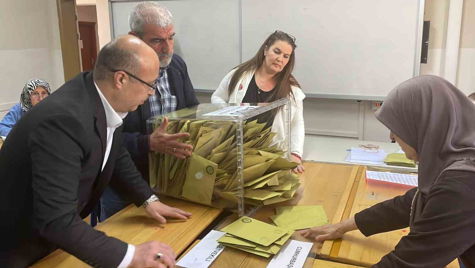 ESKİŞEHİR’DE SANDIKLAR AÇILDI VE OY SAYMA İŞLEMLERİ BAŞLADI.