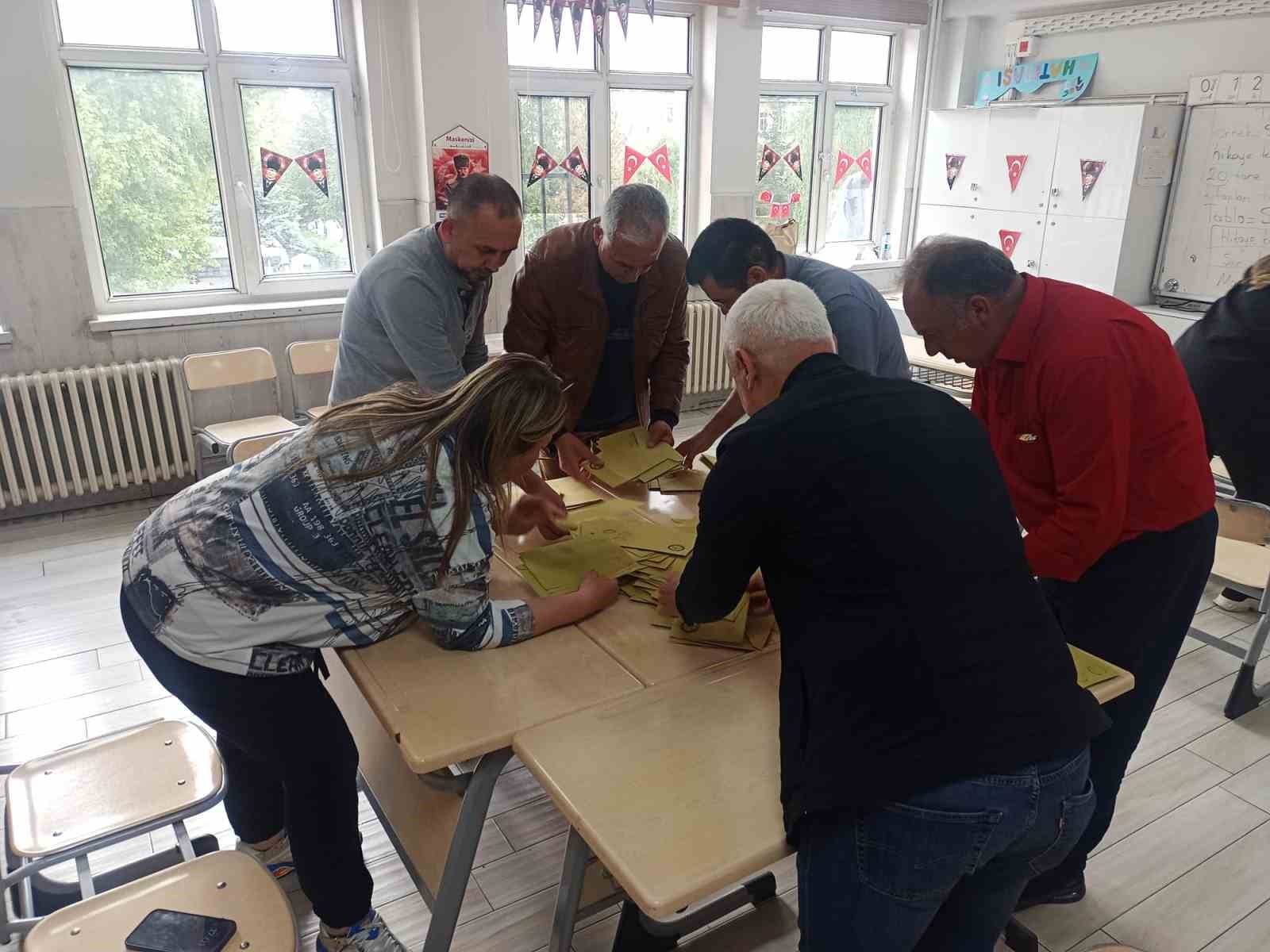 CUMHURBAŞKANLIĞI 2. TUR SEÇİMLERİNDE OY VERME İŞLEMİ TAMAMLANIRKEN SANDIKLAR AÇILMAYA