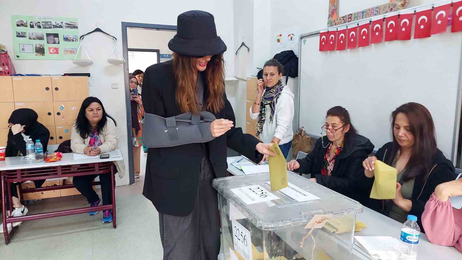 OYUNCU DİLAN ÇİÇEK DENİZ GÖKTÜRK’TE BULUNAN NEJAT SABUNCU İLKOKULU’NDA OYUNU