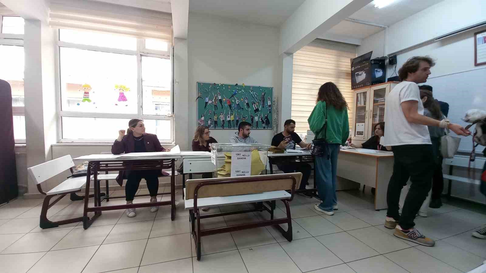 BERRAK TÜZÜNATAÇ BEŞİKTAŞ LÜTFÜ BANAK İLKOKULU'NDA OYLARINI KULLANDI.