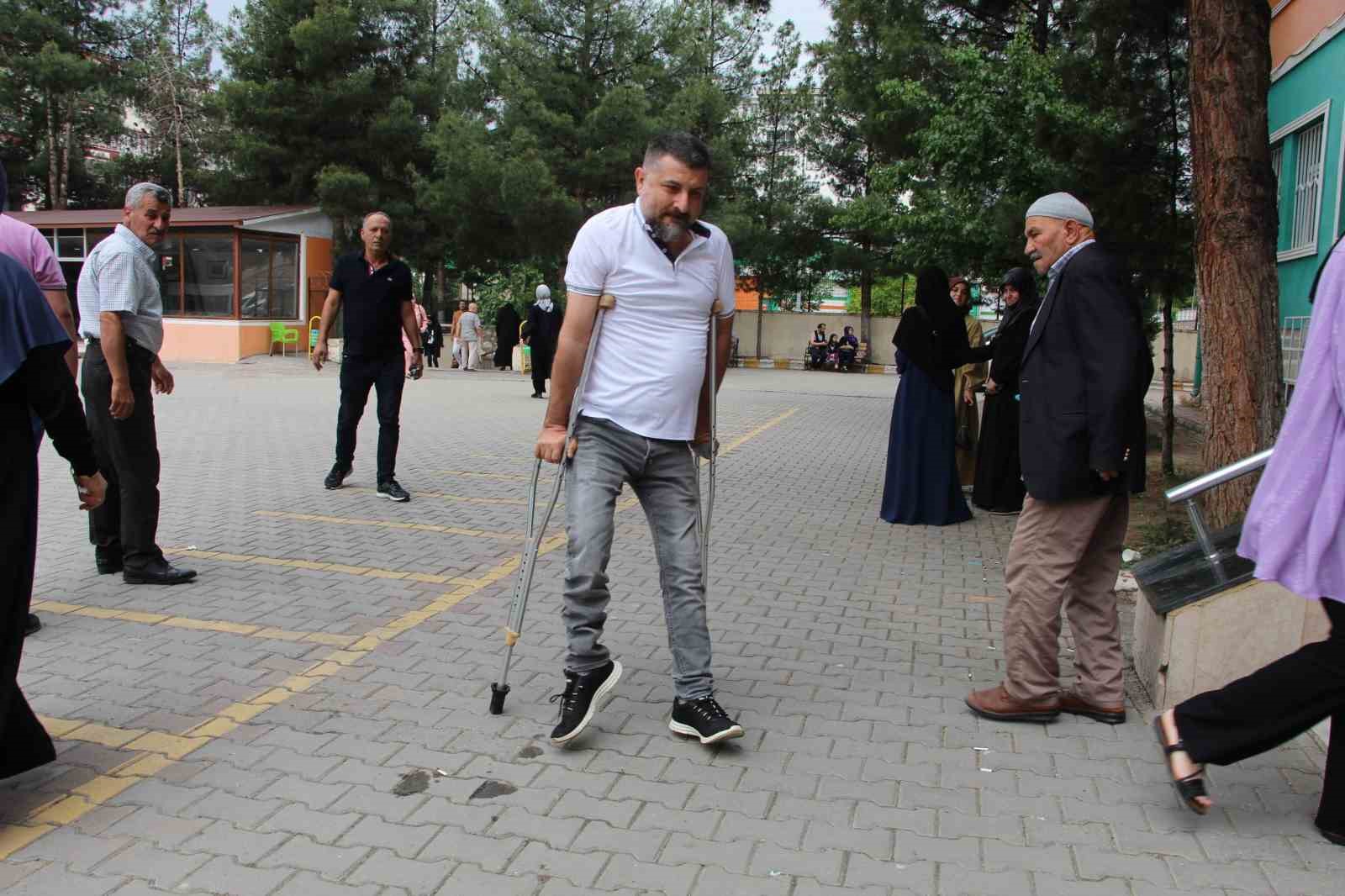 BATMAN’DA ORTOPEDİK ENGELLİ ÖMER BEDÜK(FOTOĞRAFTA) CUMHURBAŞKANI 2. TUR SEÇİMİNDE OY