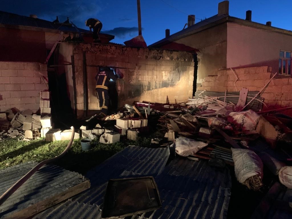 VAN’IN ÖZALP İLÇESİNDEKİ BİR TANDIR EVİNDE ÇIKAN YANGIN İTFAİYE EKİPLERİ