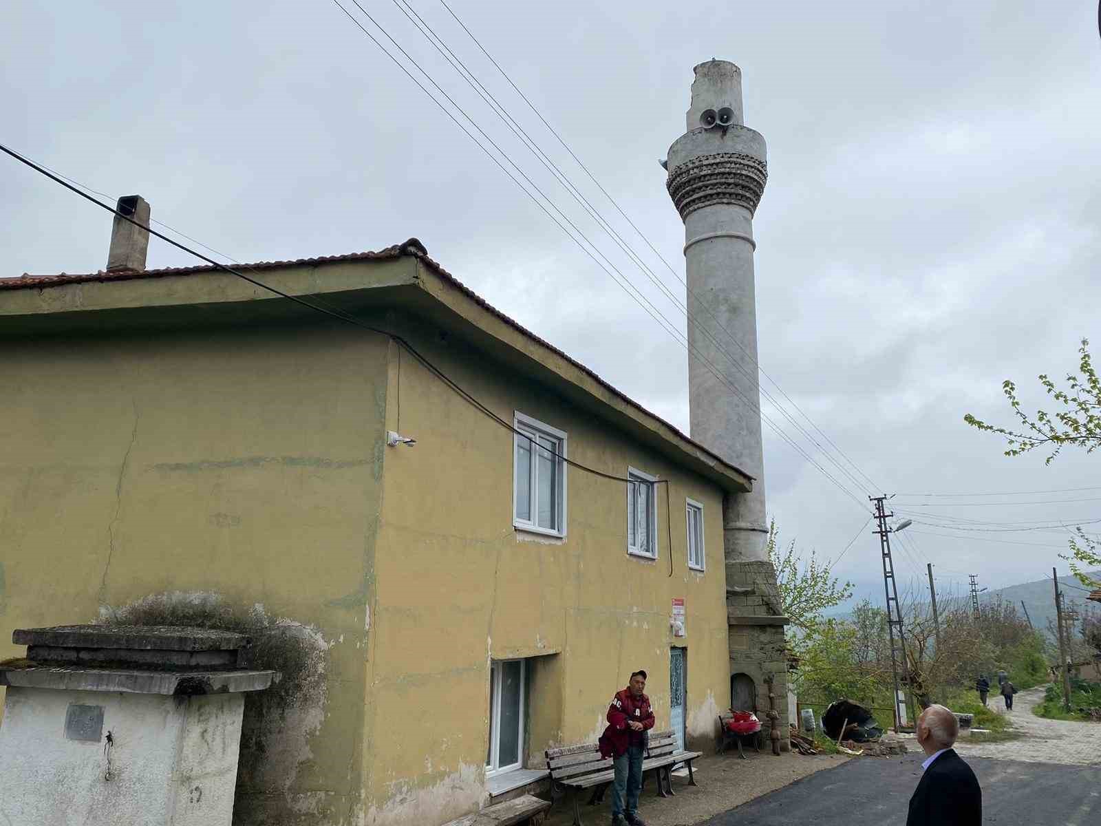 BİLECİK'TE CAMİ MİNARESİNE YILDIRIM DÜŞTÜ
