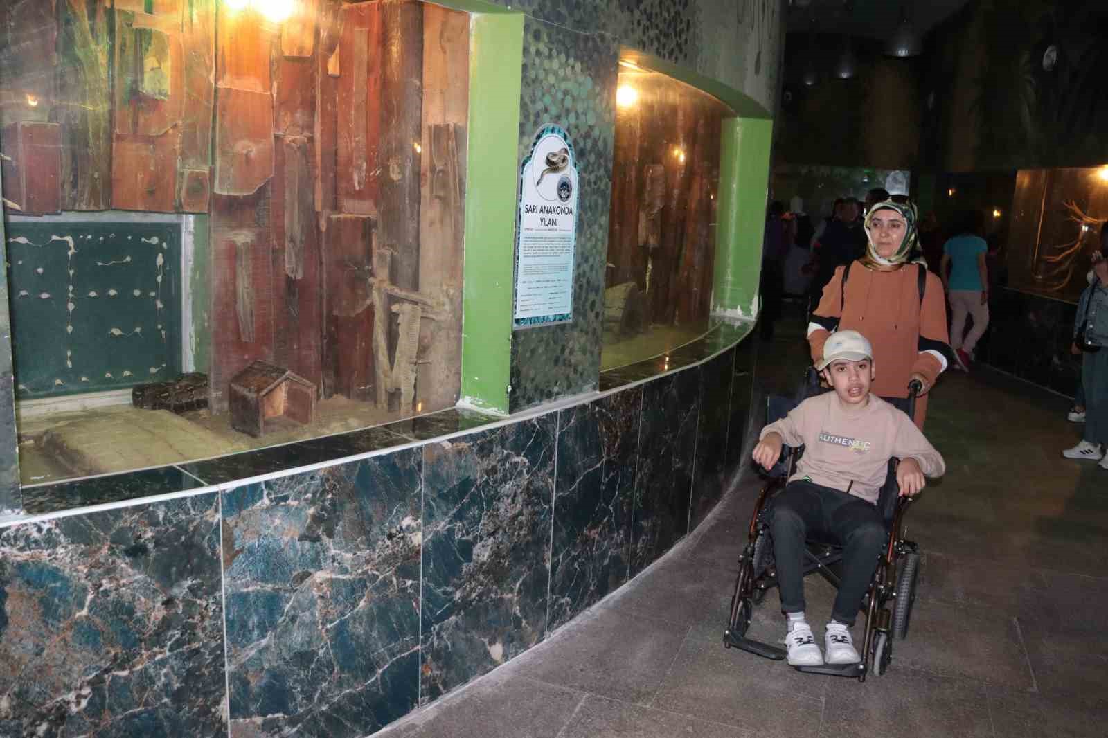 KAYSERİ’DE ZİHİNSEL ENGELLİ VE OTİZMLİ ÇOCUKLAR HAYVANAT BAHÇESİNİ ZİYARET EDEREK,