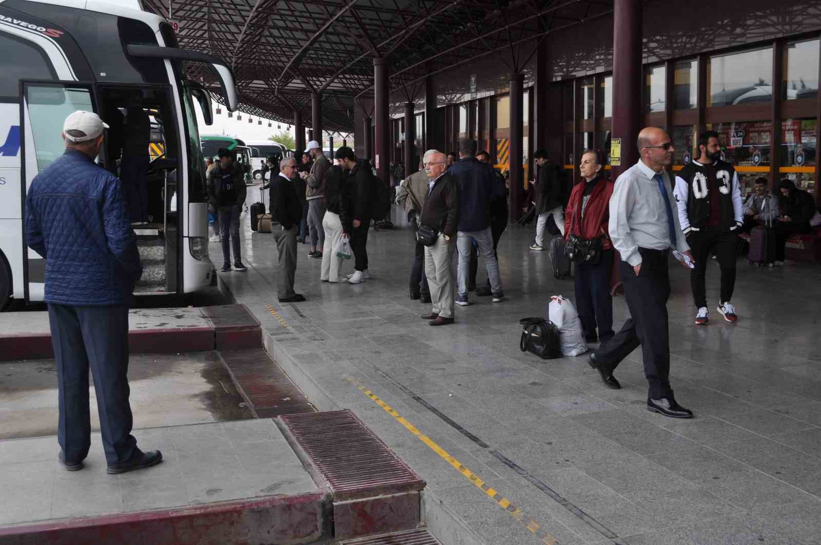 ESKİŞEHİR OTOGARINDA OLUŞAN SEÇİM YOĞUNLUĞU