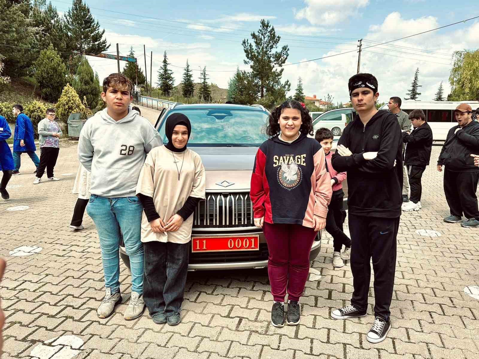 BİLECİK VALİSİ DR. KEMAL KIZILKAYA, ÖZEL GEREKSİNİMLİ ÖĞRENCİLERİNİN İSTEĞİNİ ÜZERİNE