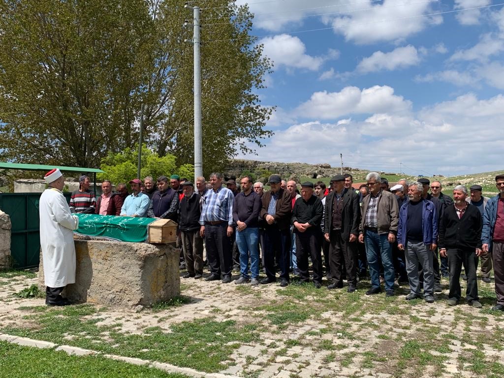 HESNA NİNENİN CENAZESİ EVİNİN YAKINLARINDAKİ KIRAVDAN MEZARLIĞINA DEFNEDİLDİ.
