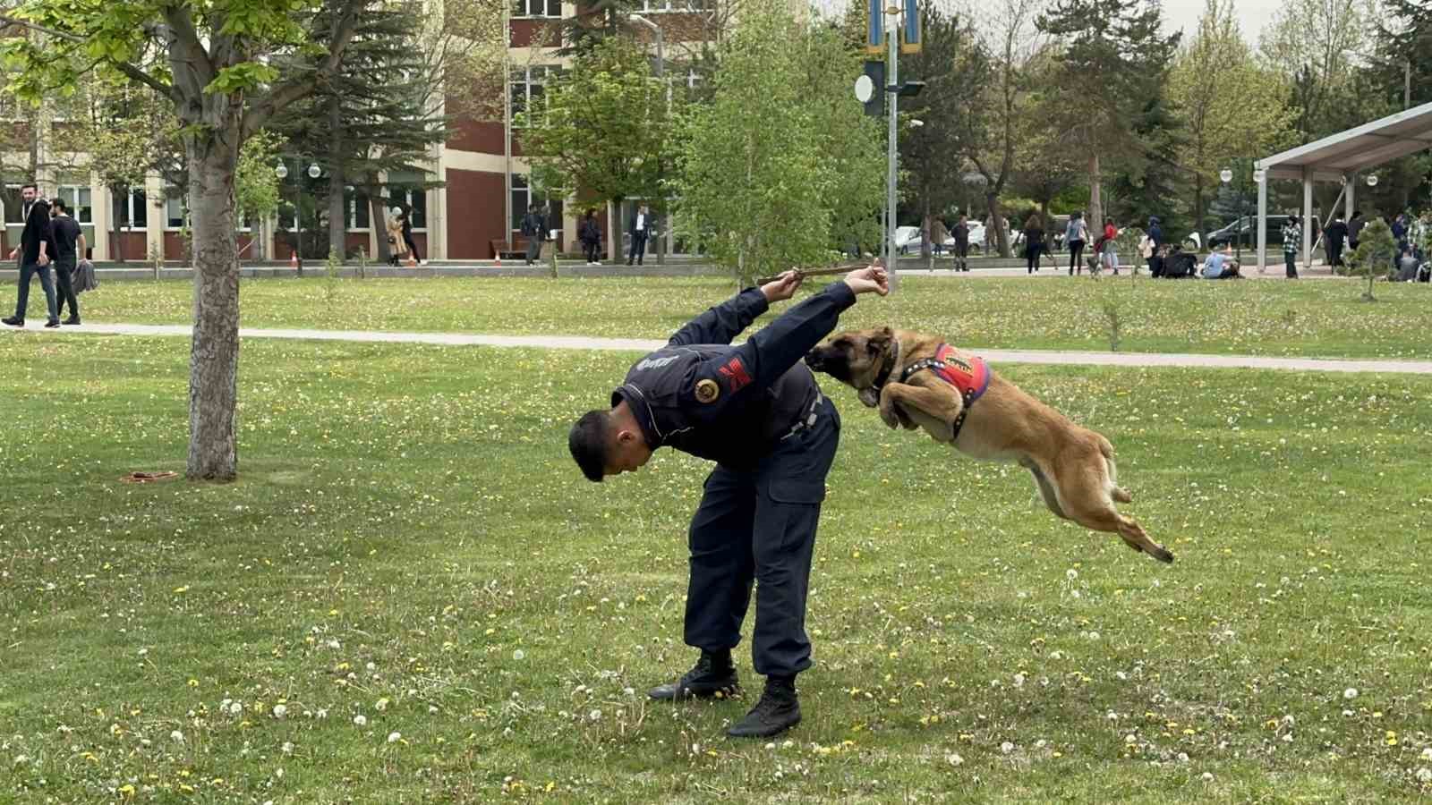 ATAK,EĞİTİMENİNİN ÜZERİNDEN ATLARKEN FOTOĞRAF