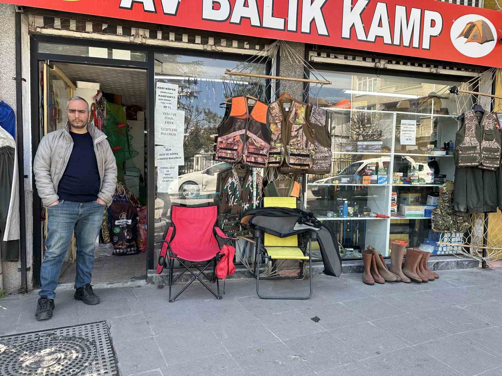 ESKİŞEHİR’DE AVCILIK MALZEMELERİ SATIŞI YAPAN ESNAF MURAT KARAKAYA, SON ZAMANLARDA
