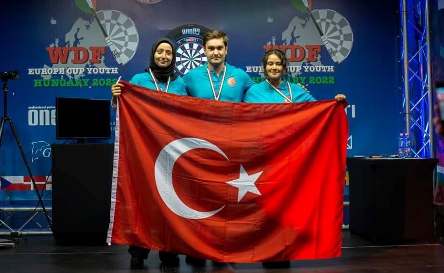 PAMUKKALE BELEDİYESPOR’UN ŞAMPİYON DARTÇILARI, MİLLİ TAKIM İLE BİRLİKTE AVRUPA ELEKTRONİK