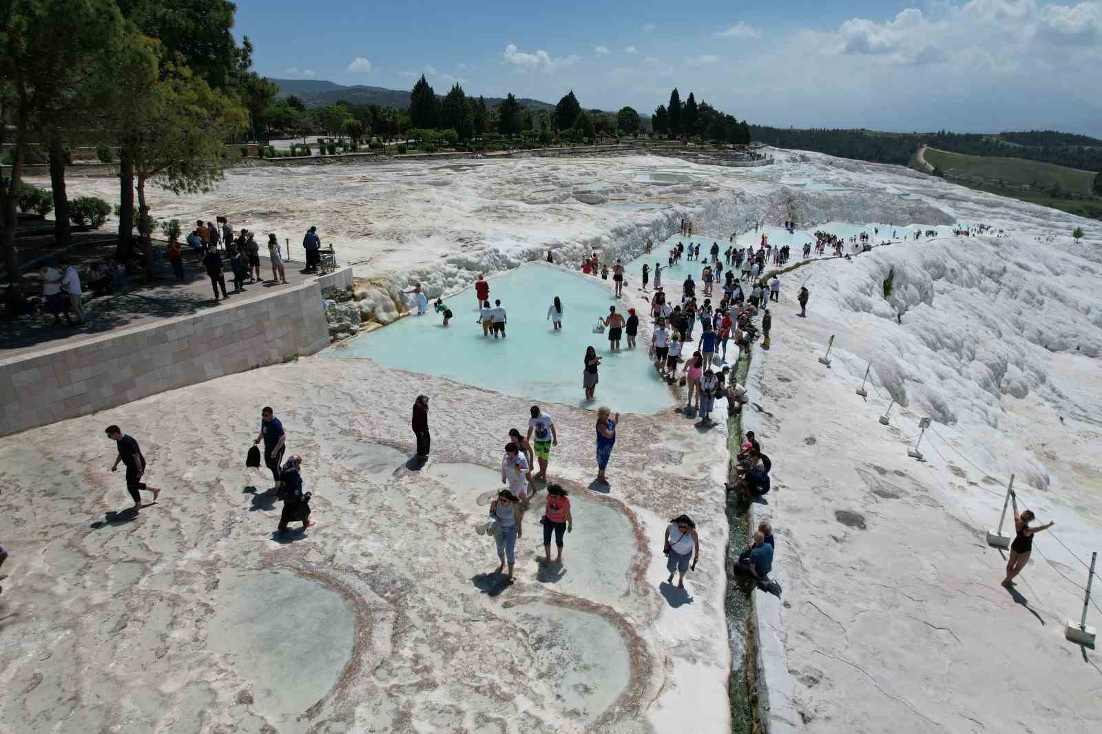 MÜZE GÜNÜ DOLAYISIYLA GİRİŞLERİN ÜCRETSİZ OLDUĞU PAMUKKALE’DE, YERLİ TURİSTLER YOĞUNLUK