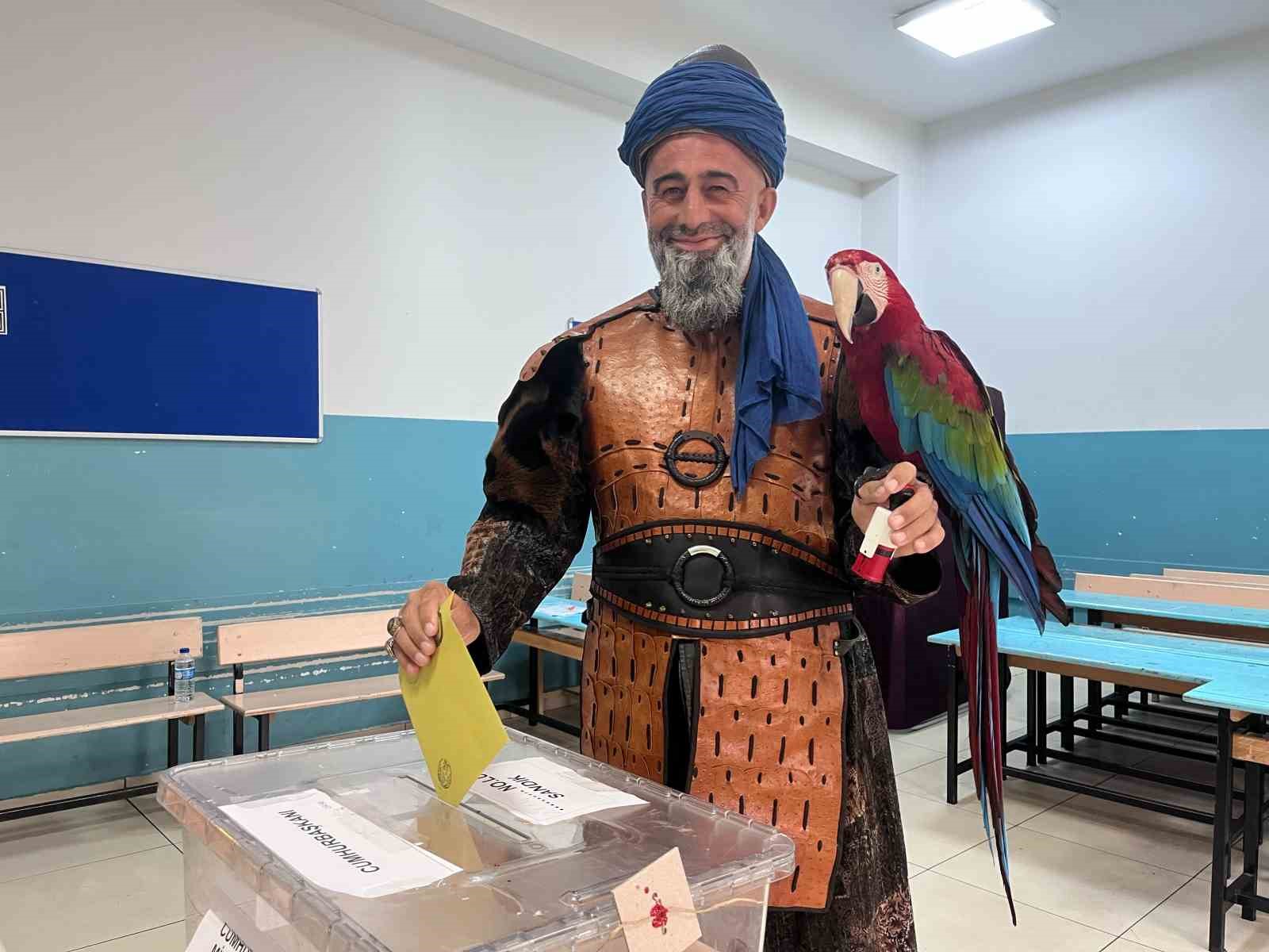 CUMHURBAŞKANLIĞI 2'NCİ TUR SEÇİMLERİ İÇİN OY VERME İŞLEMİ BAŞLADI. SEÇMENLER