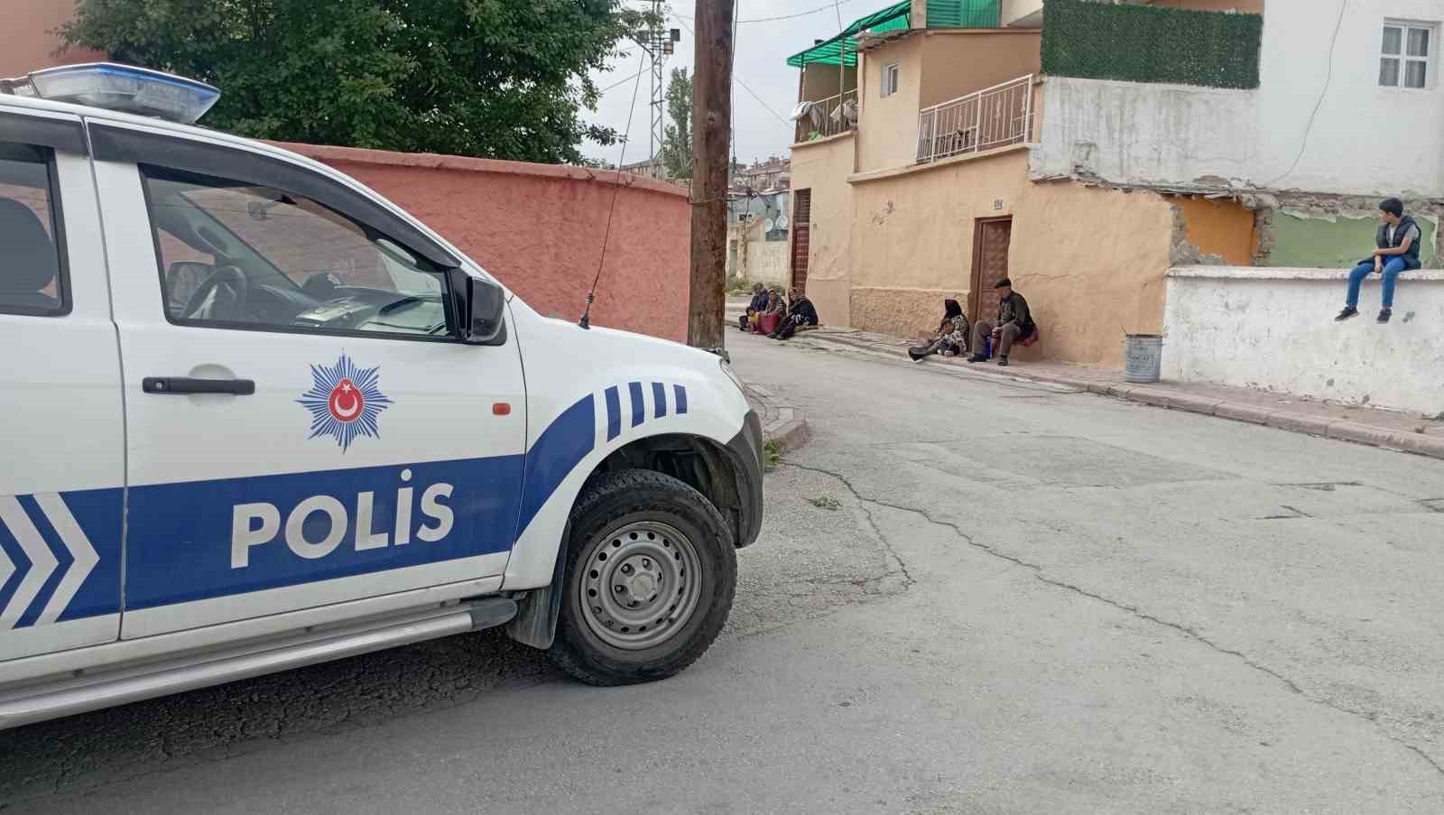 KONYA'NIN KARATAY İLÇESİNDE YOLDA YÜRÜYEN 1 KİŞİ KENDİSİNDEN PARA İSTEYEN