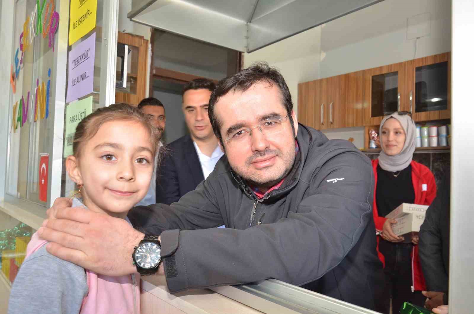 ÇOCUKLARLA YAKINDAN İLGİLENEN ELBİSTAN KAYMAKAM VEKİLİ DİYARBAKIR VALİ YARDIMCISI MURAT