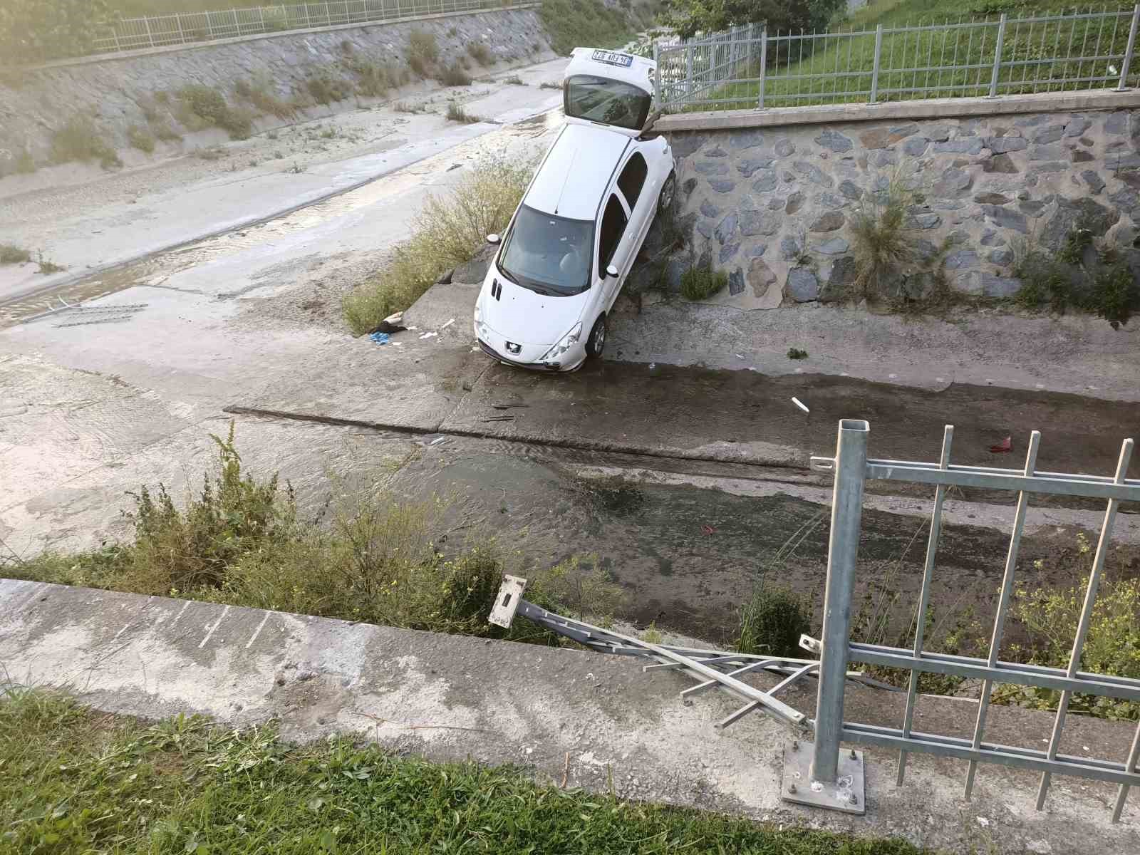 KÜÇÜKÇEKMECE’DE PARK ALANINDAN ÇIKMAYA ÇALIŞIRKEN KONTROLDEN ÇIKAN OTOMOBİL DERE YATAĞINA