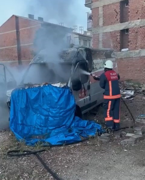 ELAZIĞ’DA PARK HALİNDEYKEN BİR ANDA ALEV ALAN TRANSİT, YANARAK KULLANILAMAZ