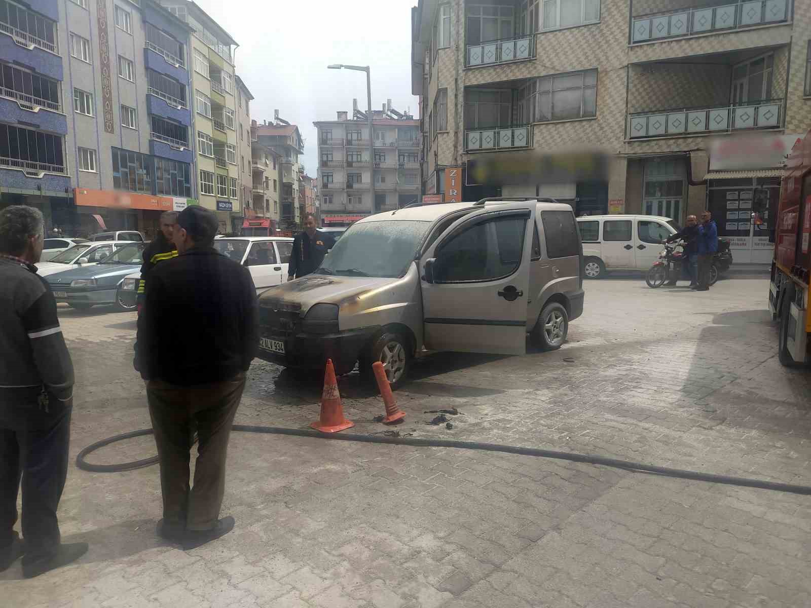 KONYA’NIN BEYŞEHİR İLÇESİNDE PARK HALİNDEKİ HAFİF TİCARİ ARAÇTA ÇIKAN YANGIN